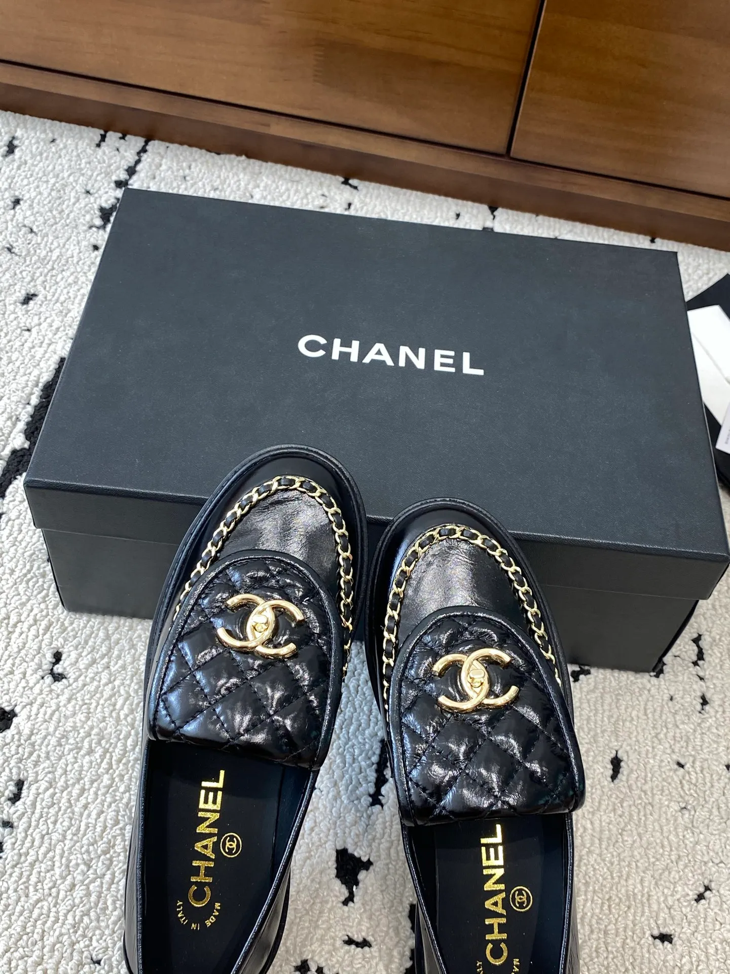 👟👟Ex-factory price 620👟👟 High version 🍀 The official website is updated simultaneously with the high version, CHANEL Chanel's new early spring top autumn shoes series____________ The must-have hot style for spring fragrances, the goddess series, with the elegant and ladylike temperament of fragrances, super attractive, irresistible, heart-beating... ▪️The upper is imported cowhide/butter/patent leather, high-end and texture ➕Original molded hardware buckle ➕Electric embroidery ▪️The lining is imported lambskin, soft and comfortable ▪️Original molded version, Italian genuine leather outsole🇮🇹 ▪️Number of codes: 34-42 (34 40 41 42 is custom-made, non-refundable and non-exchangeable) Multiple colors are available, you can also place an order with the picture BUY NOW 👉 BUY NOW 👉 BUY NOW 👉 BUY NOW 👉